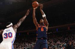 开云体育中国-包含纽约尼克斯遭惨败，新秀罗宾逊孤掌难支的词条