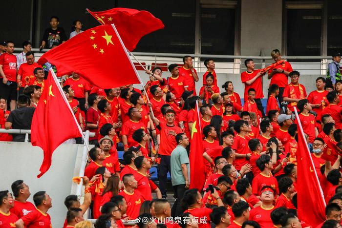 比赛现场气氛热烈,球迷为球队呐喊助威 比赛现场气氛热烈,球迷为球队呐喊助威