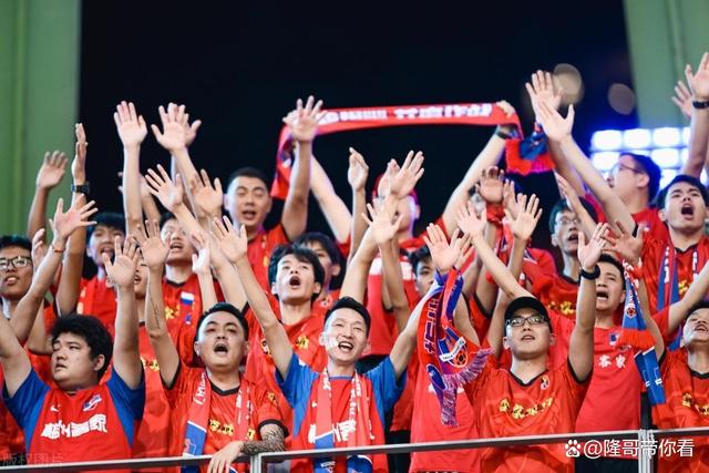 比赛现场气氛热烈,球迷为球队呐喊助威 比赛现场气氛热烈,球迷为球队呐喊助威