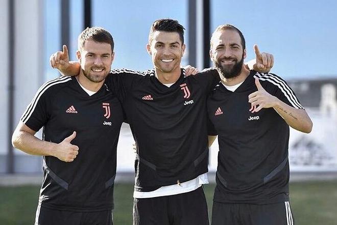 精神斗志，球员们不畏强敌，全情投入比拼