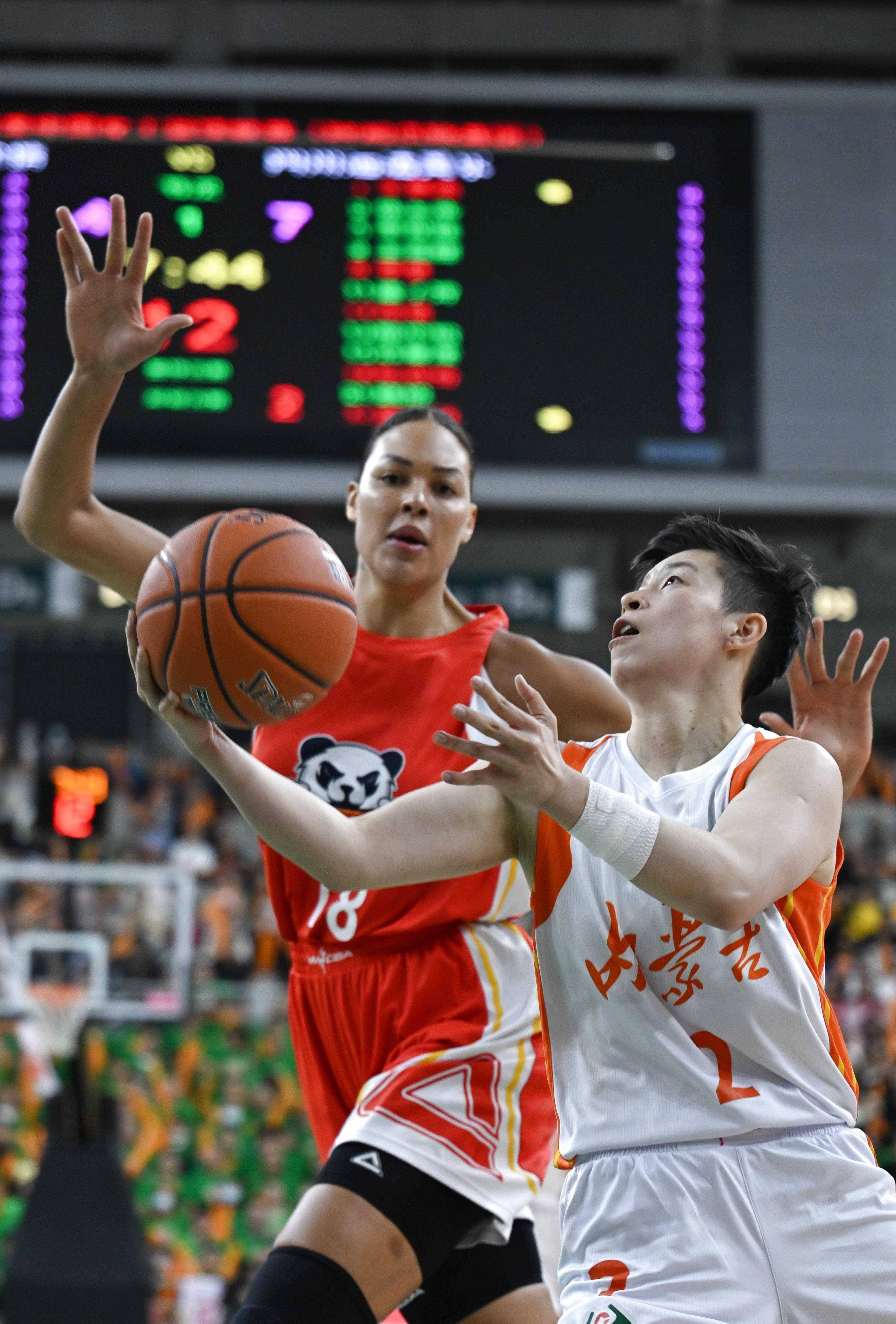 男篮联赛的精彩瞬间感动无数球迷 男篮联赛的精彩瞬间感动无数球迷