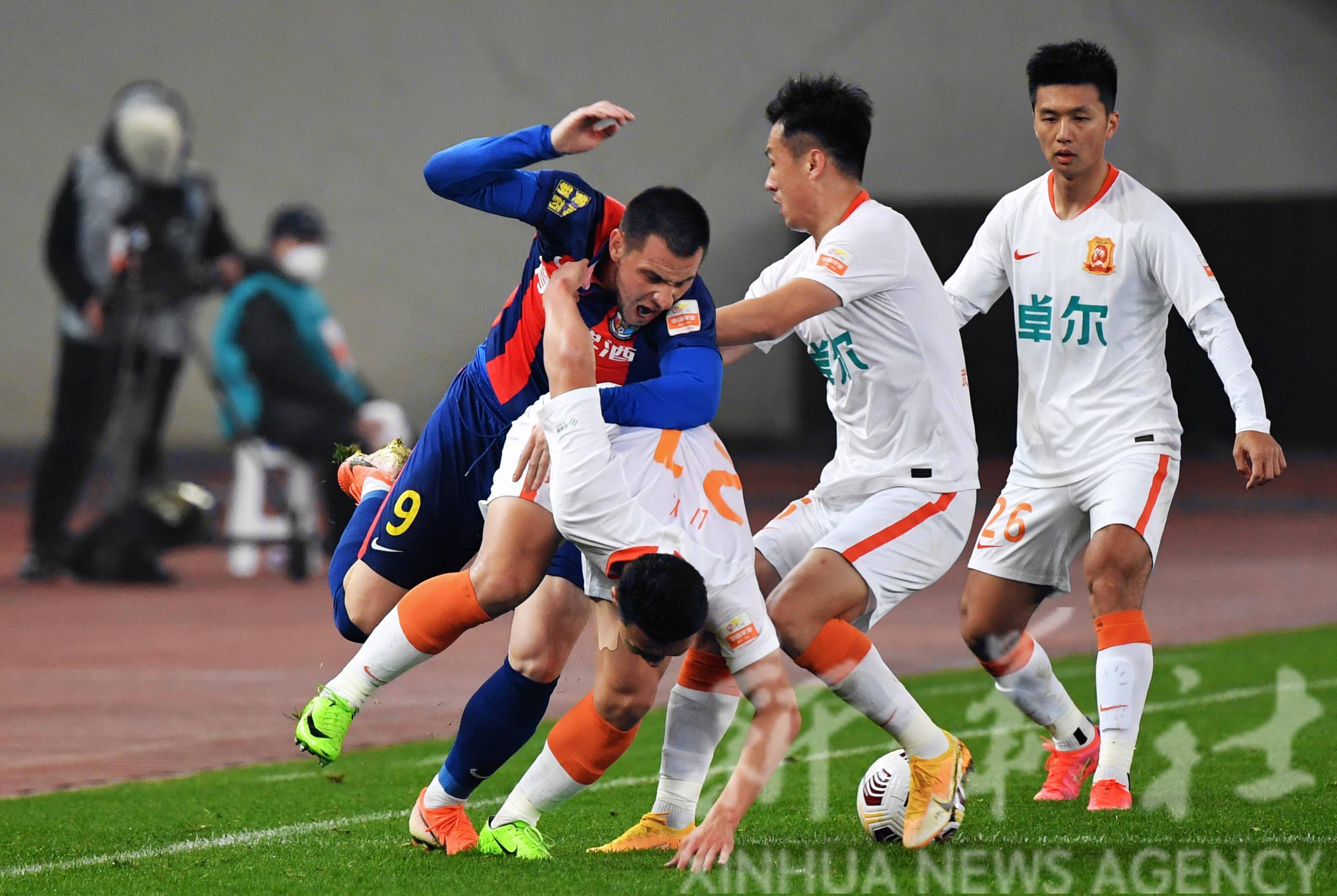 青岛队以微弱优势取胜，领跑积分榜