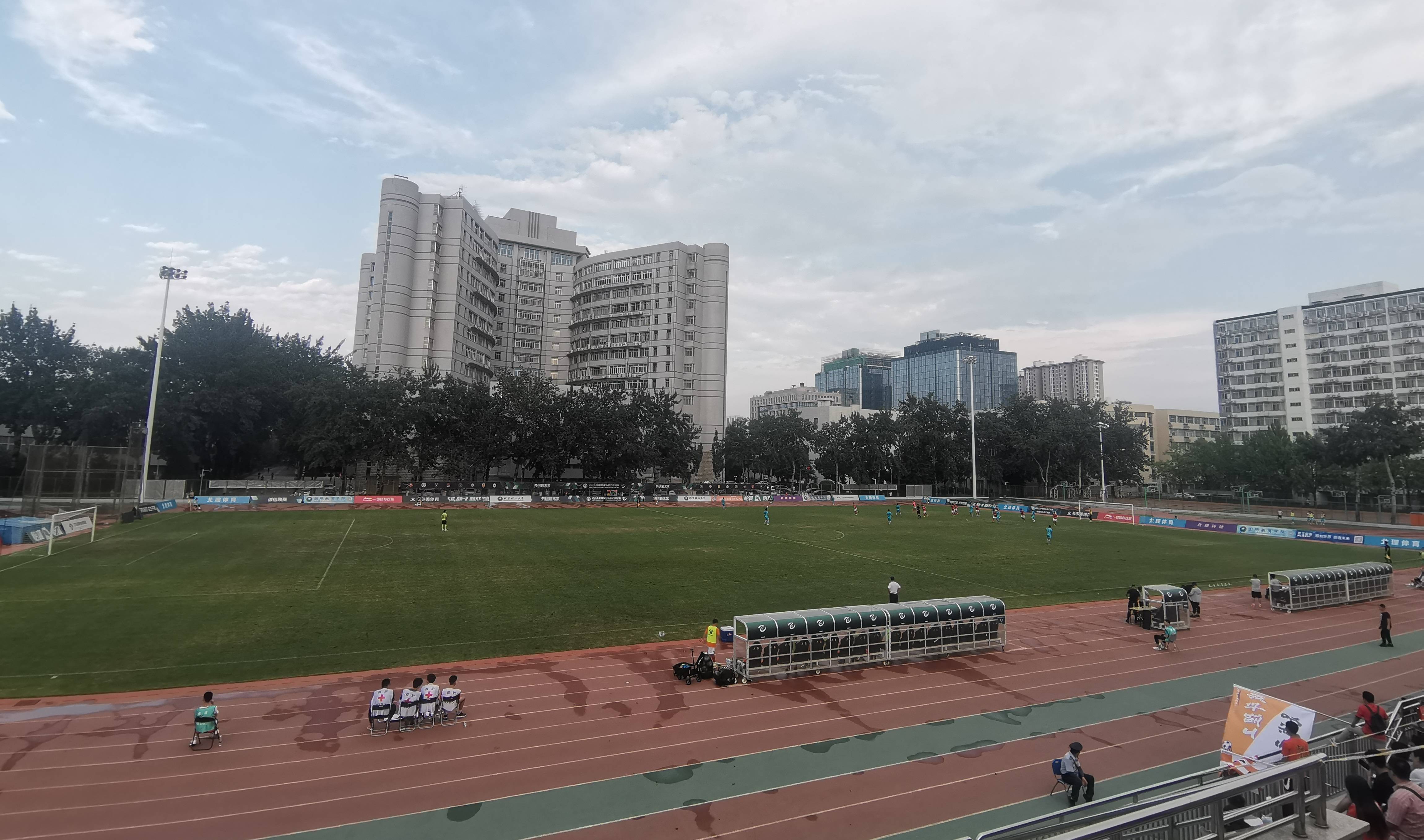 青岛队以微弱优势取胜，领跑积分榜