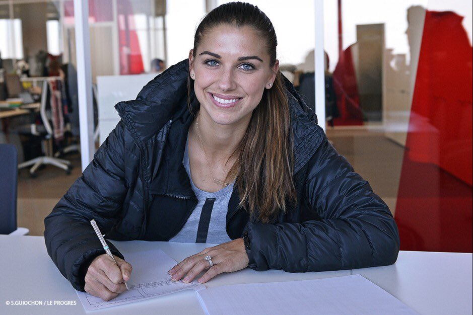 里昂名将被曝光私生活丑闻,引发球队风波 里昂名将被曝光私生活丑闻,引发球队风波