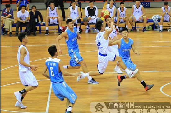 福建男篮与广西队对决，双方互不相让角逐激烈