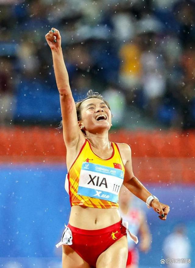 田径比赛下起大雨,运动员冲刺 田径比赛下起大雨,运动员冲刺