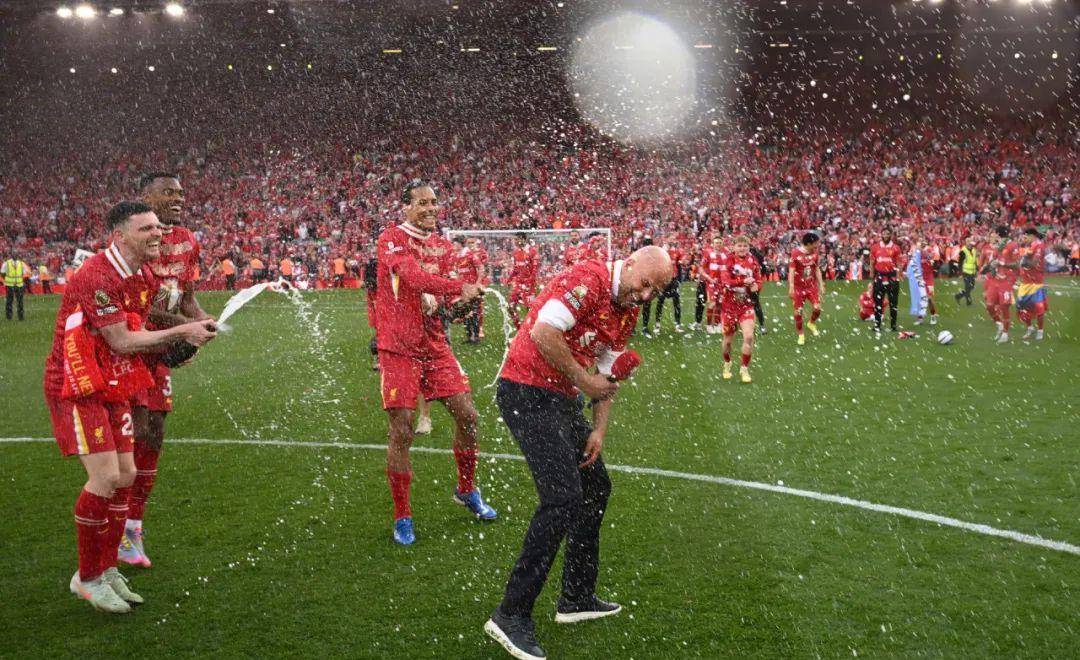 欧洲杯比赛拉开序幕球场瞬间燃烧