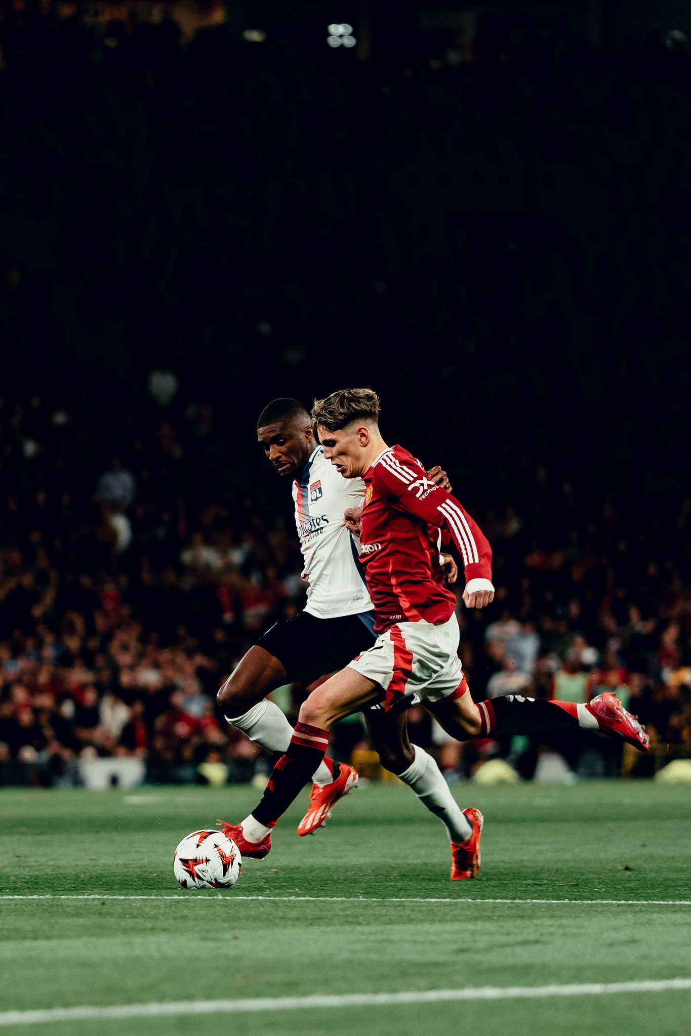 里昂中场备受瞩目将前往英超