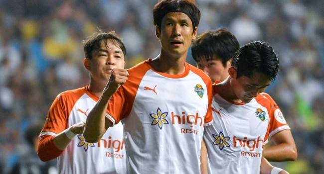 韩国蔚山现代球队士气高涨,为胜利拼搏 韩国蔚山现代球队士气高涨,为胜利拼搏