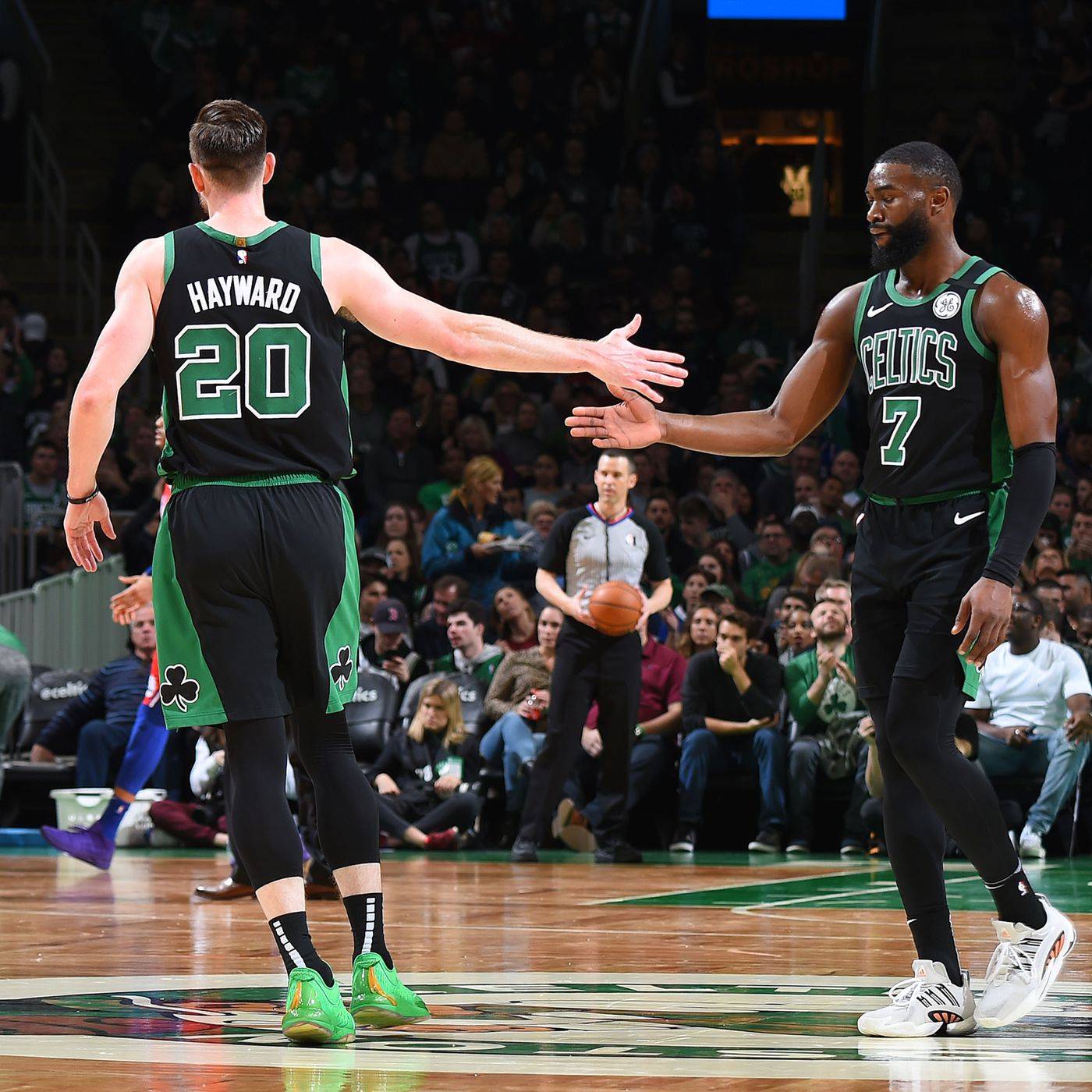 掘金胜独行侠，门罗抢下20个篮板数据