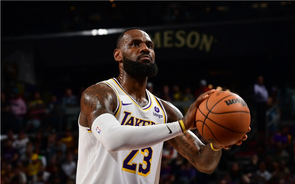 湖人负雄鹿，詹姆斯33分10助攻