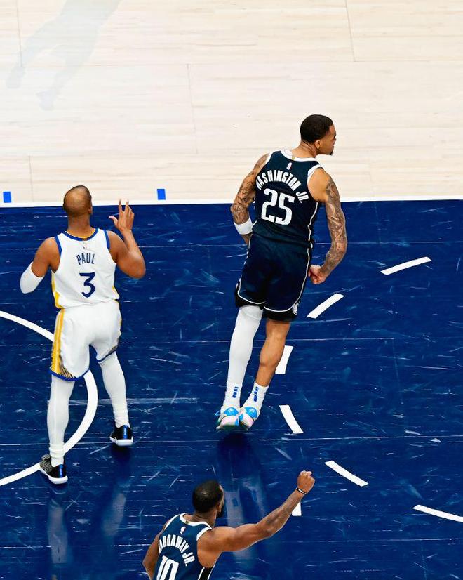 独行侠主场击败马刺，追平季后赛席位