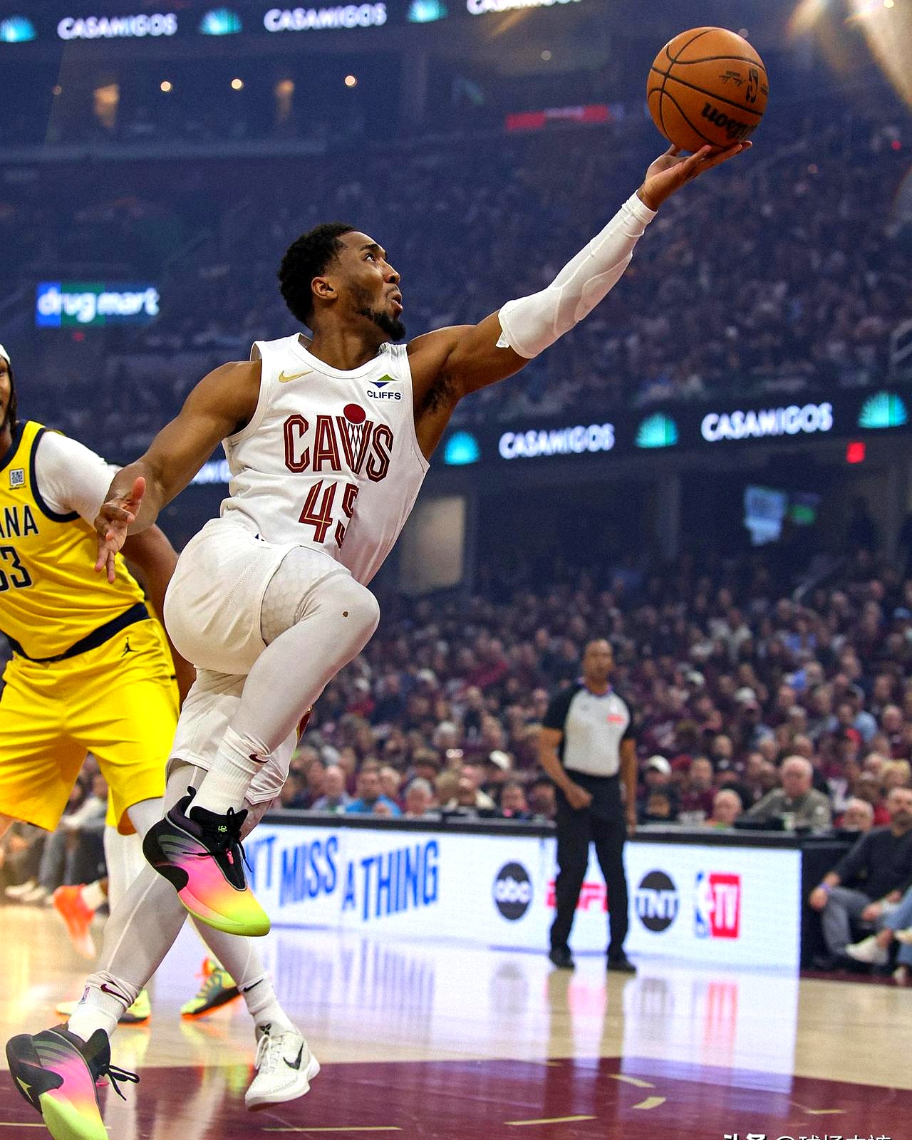 爵士击败马刺，米切尔火力全开