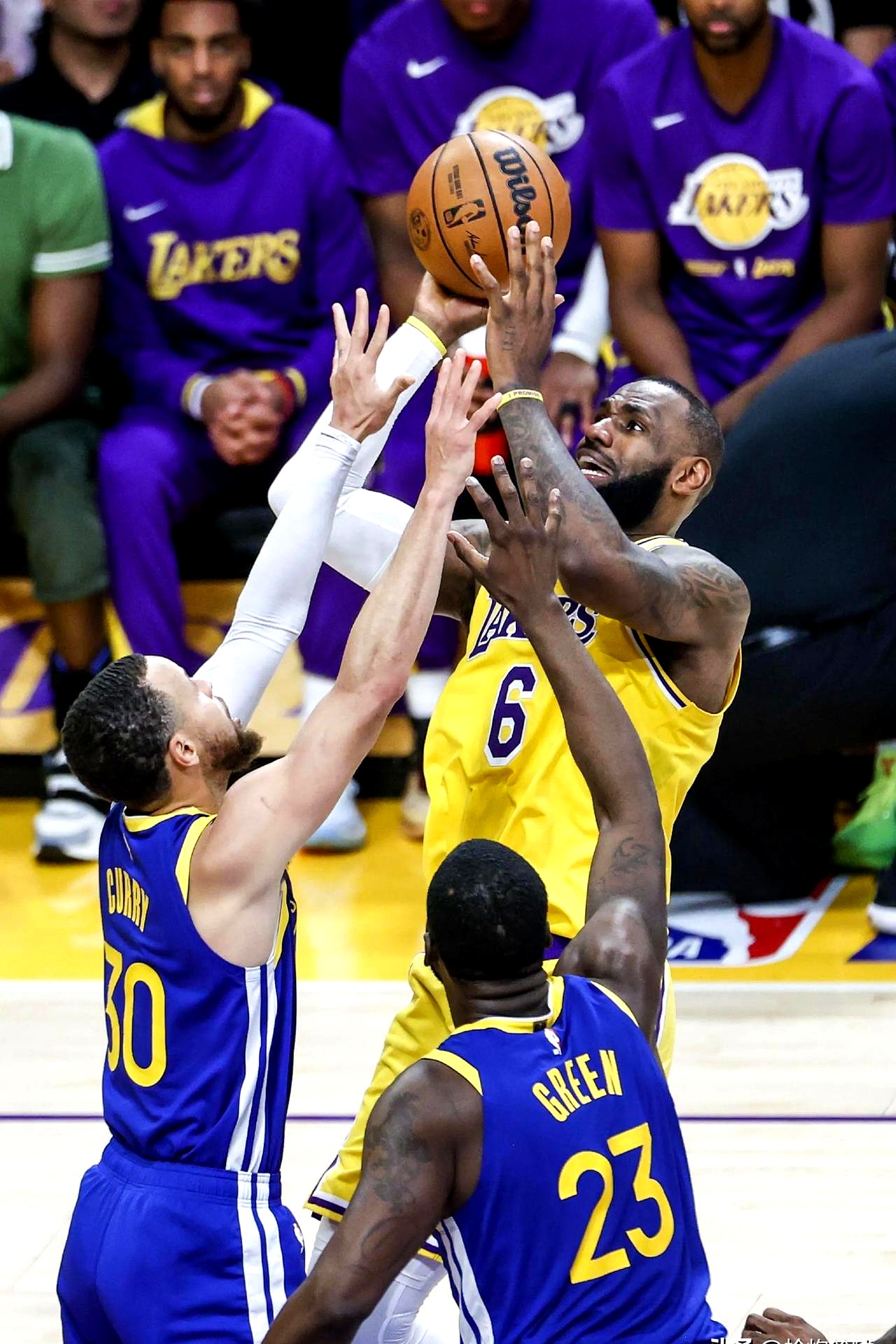 雄鹿遭遇湖人一波败北结束