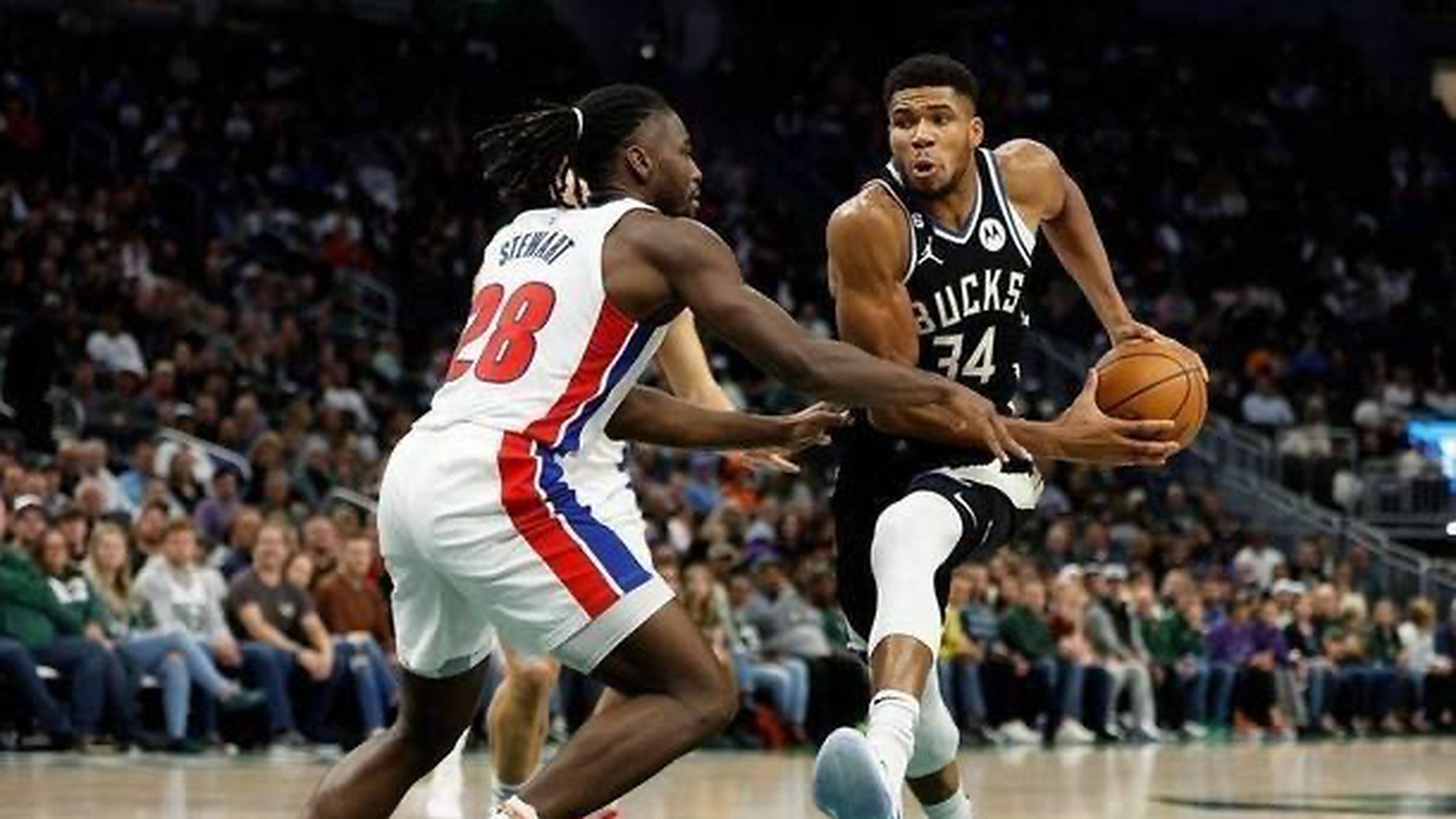 雄鹿队连胜止步,遭遇活塞队逆转 雄鹿队连胜止步,遭遇活塞队逆转